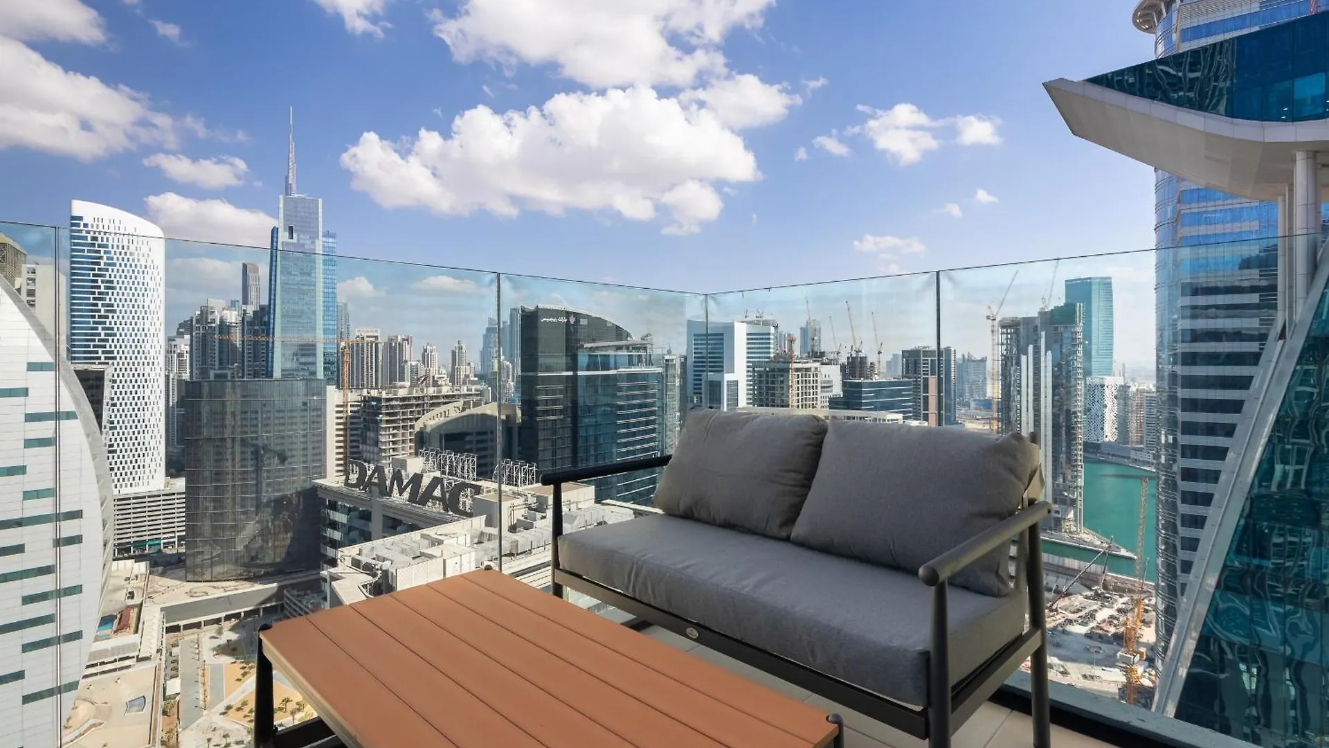 アパート Simply Comfort In Missoni Top Floor With Sea, Canal And Burj Khalifa Views ドバイ